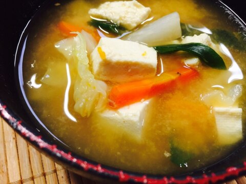 豆腐&ニンジン&キャベツ&青ネギの味噌汁
